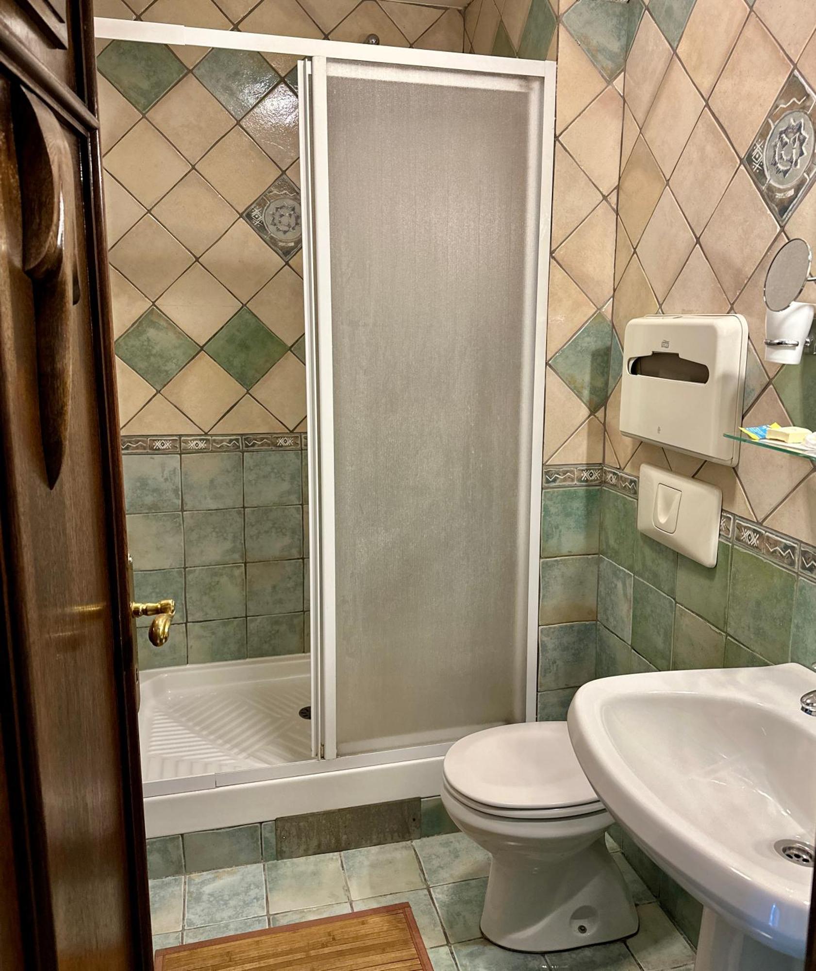 פודגוריצה Central 25 מראה חיצוני תמונה